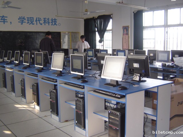 平山二小电脑室